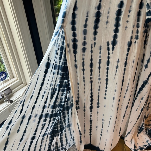 Aakaa Blue and White Tie-Dye Maxi Dress - Picture 4 of 10